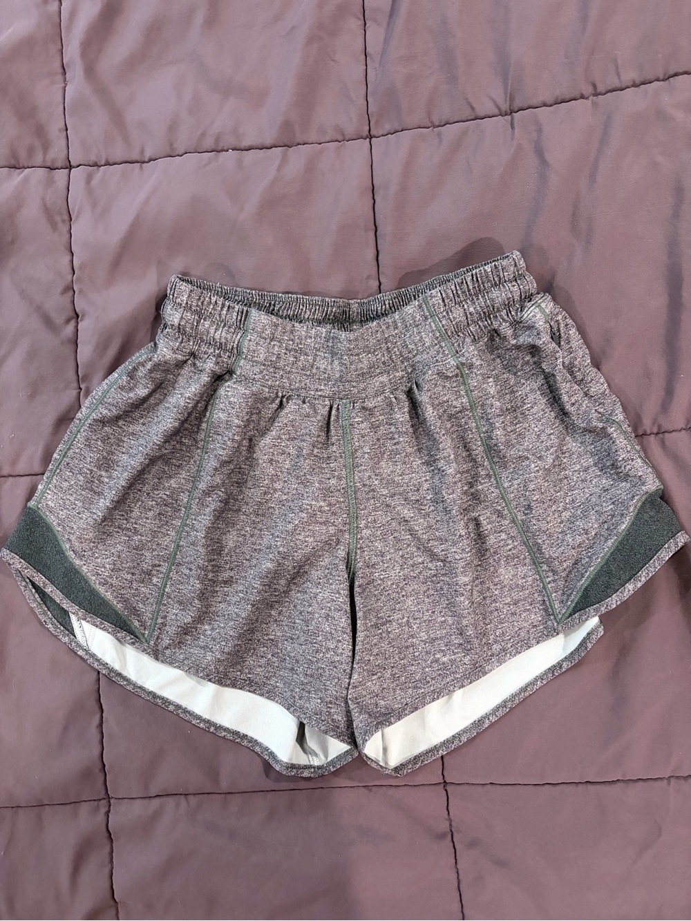 lululemon athletica Heathered Gray Hottie Hot 6Tall no liner